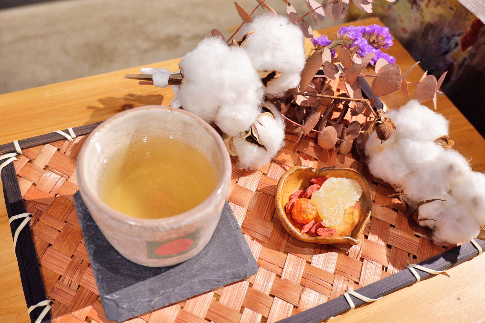 ハーブティーとドライフルーツの写真